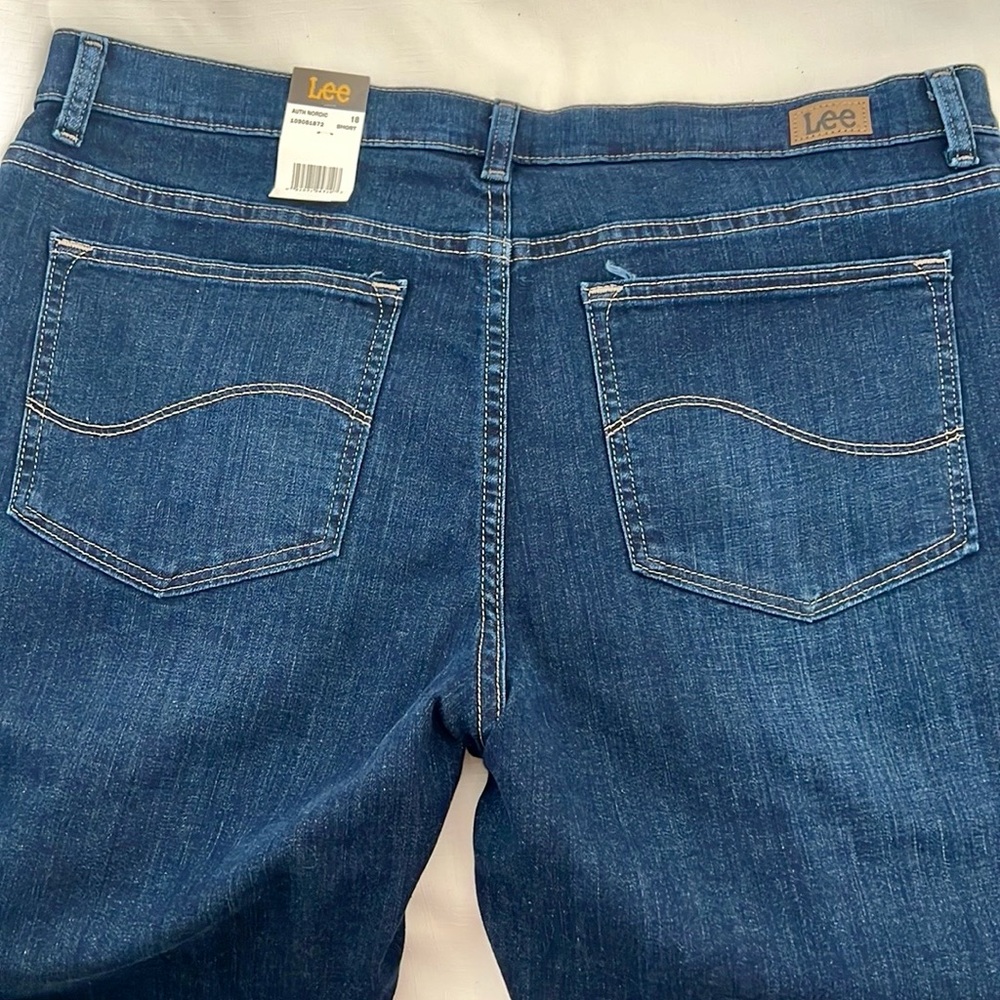 Lee~Blue Jeans / New With Tag / Relaxed Fit~Straight Leg~Mid Rise - Picture 5 of 12